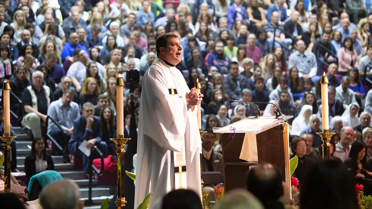 Sean Dempsey SJ delivers commencement mass homily
